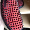 Chaussures décontractées printemps suède rivet plat bas bas baskets de pointes couple couple hommes rouges lofers plus taille