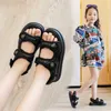 Sandales Summer Nouvelles chaussures pour enfants ouverts filles petites plages parfumées Petite princesse Soft Sole confortable H240510