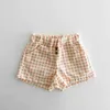 Shorts de style coréen pantalon pour tout-petit Nouveau bébé d'été shorts garçons et filles Plaid décontracté et respirant Childrens shorts D240510