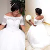 Afrikansk plus-storlek vit elfenbensboll klänning bröllopsklänningar med korta ärmar snörning båthalspärlade kristaller bröllopsklänningar 234d