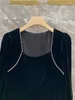 Kvinnors blusar fyrkantiga krage clavicle-exponerade pärlor högkvalitet blusa mujer de moda 2024 vår vintage sammet svart chic skjortor