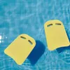 5 morceaux d'enfants et d'adultes nageur de natation aident la carte de coup de pied en U