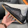Lässige Schuhe European Sport Round Toe Trainer Sneakers Patchwork Flats Italienische Männer Nubuck gewebtes Cowhide geflochten