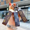 2021 Luxury Mens Taist Backle Leather Presbyopie Keychain Pendant Car Key Chain Ring Couple Creative Gift G1019