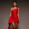Платья по взлетно -посадочной полосе сексуальное коктейльное платье красное асимметричное ботовое атласное женское коктейльное платье 2024 Складываемое пальто без спины/столб Mini Drassl2405
