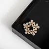 Broches jolies fleurons liaison couronne épingles en cuivre bling bling en laiton de fleur zircon pour les femmes robes de manteau de filles bijoux pull