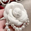 Broschen Broschen Lady Pearl Camellia Flower Stoff handgefertigt Brosche koreanische Mode -Juwely Pin Frau Hemdkragen Accessoires