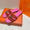 Kvinnors lyxiga tofflor glider modestil flip flops sandles designer skor läder sandal slip-on rese strand gummi kvinnor platt klackar svarta vita pool skjutreglage