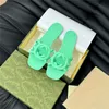 La nouvelle qualité de plage d'été de haute qualité Femme Slippers Jelly Chaussures Designers Sandales tongs Tongs Valentin Slippers Slides Sandales Females Slip on Flat Talons Home Shoe