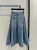 Юбки нишевый дизайн для женских юбков.Модная и модная кружевная лоскутная одежда, выдолбленные ягодицы, обернутая джинсовая длинная юбка