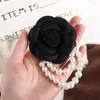 Broschen Broschen Lady Pearl Camellia Flower Stoff handgefertigt Brosche koreanische Mode -Juwely Pin Frau Hemdkragen Accessoires