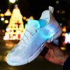 Spring Boy Luminal Baillènes brillantes hommes hommes femmes filles enfants LED chaussures légères enfants clignotent avec des adultes légers Chaussures de recharge USB 240510