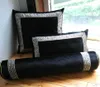Bulle d'oreiller de mode de luxe Matériau en velours noir et motif de broderie géométrique en or léger coussin de taie d'oreiller de style européen CoV2960523