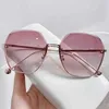 Nieuwe frameloze gesneden rand zonnebril voor vrouwen Ocean Fashion Glasses Koreaanse versie Trendy Street Foto