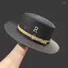 Berets zomerzon hoed Flat Top Straw Hats For Women Metal R Letter Fashionable Beach Females Travel Holidays Boater