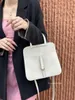 Högkvalitativ 25 cm läder crossbody handväska stilig kvinnors kopplingspåse toppdesigner axelväska praktisk handväska