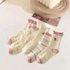 Chaussettes de femmes sports floraux imprimées à la femme haute élasticité à haute élasticité douce matériau respirant conception antidérapante pour