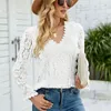 T-shirt di moda a maniche lunghe a V-Neck Elegant Womens in pizzo Autumn/inverno White Hollow Lace Sexy Knitting Top Top S-2xl 240510
