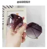 Nieuwe frameloze gesneden rand zonnebril voor vrouwen Ocean Fashion Glasses Koreaanse versie Trendy Street Foto