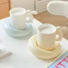 Tazze di piattini gravi luna di coniglio tazza di latte tazze in ceramica e set di piattino sensorlo in una tazza di aspetto alto aspetto di tè pomeridiano di nicchia