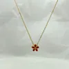 Colliers de pendentif Collier en acier inoxydable à fleurs rouges à cinq pétales
