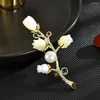 Broches Luxury Crystal Rose Blossoms Fashion Plant Series Women Pearl Inlay Broche Clothing Coat Accesorios de joyería Al por mayor