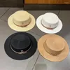 Berets zomerzon hoed Flat Top Straw Hats For Women Metal R Letter Fashionable Beach Females Travel Holidays Boater