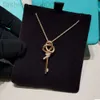 Desginer Tiffanyjewelry Bracelet Tijias Nieuwe Key Series Woven Knoop Key Necklace Dames Kleine formaat Set met roze diamant Rose Gold Lock Bone Chain