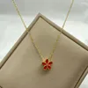 Colliers de pendentif Collier en acier inoxydable à fleurs rouges à cinq pétales