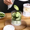 Lagringsflaskor Pickle -burkar med lock Portabla läckofyndformad burk Återanvändbar juice separator multifunktionell matbehållare