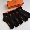 Wielokolorowy projektant mody męskie skarpetki l Women Men Wysokiej jakości bawełniany kompleksowy klasyczny strzyżka Ni Mixing Football Basketball Socks Hurtowe G333