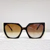 Hete SS24 dames vierkante zonnebril nieuwe retro dames designer metaal zonnebrillen bovenaan de lijn UV400 lens benen goud metaal logo luxe designer glazen met glazen kast