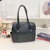 Designer -Tasche Schwarzweiß und weiß kontrastierende Farbdesign Klassiker Omnimatch Kangpeng Tragbarer Korb vertikaler Einkaufsdiamant -Gitter Neue beliebte totekcxk