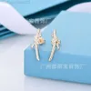 Desginer Tiffanyjewelry Bileklik Yüksek Versiyon T Family Diamond Tudra Düğüm Küpe Kadın Beyaz Bakır Kaplama 18K Gerçek Altın Erik Çiçeği Kulak Düzeri Kişiselleştirilmiş