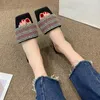 Slippers Flat Bottom dames 2024 Fashion Summer Casual Outter Eart All-Match Square Head One Word avec des sandales à bout ouvert