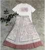 Designer klänningar Ny avslappnad veckad tvådelar klädkvinnor t-shirt och lång kjol set 2st-outfit