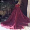 2021 A LINE BURGONDE BOURNES BRIDALS LACE Gothic Musulm Robes de mariée à manches courtes avec des jupes à plusieurs niveaux 215K