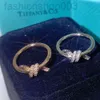 Bracciale Desginer Tiffanyjewelry avvolto nel nome dell'amore e abbinato a un anello abbinante di coppie t home co kont anello nodo minimalista di San Valentino regalo