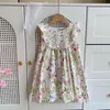 Mädchenkleider Sommermädchenkleid mit gekräuselten Kanten und floralen Mustern bedruckter Baumwollstoff lose ärmellose Weste