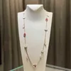 2024 Роскошное качество подвесное ожерелье с формой цветочного листа для женщин и свадебных ювелирных украшений.