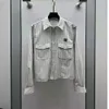 Vår/sommar ny vertikal rand Raggad kantdesign broderad mikroetikettficka Löst män och kvinnors långa ärm kort+lång skjorta