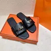 Kvinnors lyxiga tofflor glider modestil flip flops sandles designer skor läder sandal slip-on rese strand gummi kvinnor platt klackar svarta vita pool skjutreglage