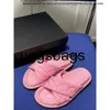 Chanells schoenkanaal slippers kristal in elkaar grijpende c gespogontwerper sandaal vrouwen puff puff duidt glijbanen zwembad kussen comfort muilezels gevulde cross -riem schoenen platform