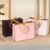 Enveloppe-cadeau 10 pièces / lot de haute qualité et belles sacs-cadeaux roses boîtes de pyjama décoratifs Poirées noires avec rubans papier Cowhide Packagingq240511