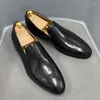 Scarpe vestiti in stile italiano lettere dipinte a mano lettere da uomo mocassini formali incolici da uomo slip-on business casual singolo