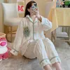 Vections de sommeil pour femmes Hiver épaissies de corail Velvet Longue à manches longues Pyjamas Set Cardigan Cartoon broderie Flanelle Pyjama Femme Femme Home