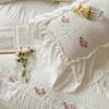 Ensembles de literie blanches Fleur romantique française Fleur Broidered Ruffle en dentelle à couette et draps de lit dans les taies d'oreiller