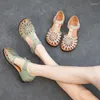 Chaussures décontractées 3cm 2024 Designer British Novelty Authentic Ethnique authentique cuir rond Round Flats Femmes Sandales Hollow Summer Fashion