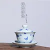 Ensembles de voiles de thé | Deux MU maintiennent le manuel de Jingdezhen à la main dessinez trois papillons dans le bol de thé Tureen sous le glaçage bleu et blanc