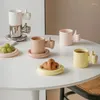 Tasses tasses à café Creative Creative Handmade Ceramic Mug avec plaque ronde Handle de pouce Décoration Soucoupe de thé Cuisine Cuisine pour les amis